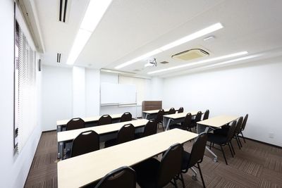 レイアウト例（スクール型　18席） - アットビジネスセンターサテライト品川・五反田 402号室（初期配置：机やイスは隅に寄せてあります）の室内の写真