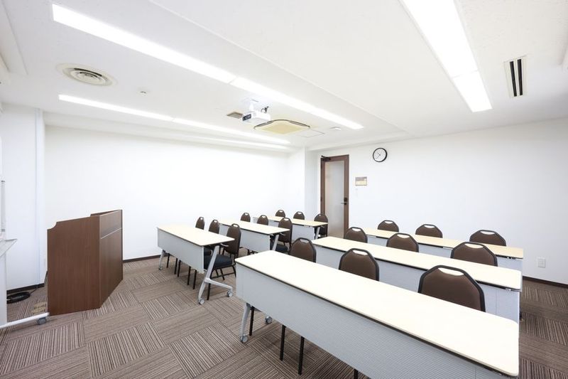 レイアウト例（スクール型　18席） - アットビジネスセンターサテライト品川・五反田 402号室（初期配置：机やイスは隅に寄せてあります）の室内の写真