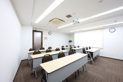レイアウト例（スクール型　18席） - アットビジネスセンターサテライト品川・五反田 402号室（初期配置：机やイスは隅に寄せてあります）の室内の写真