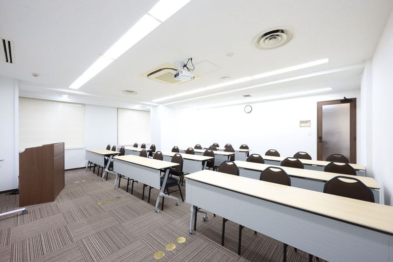 あらかじめスクール型（27席）に机とイスが並べてあります。 - アットビジネスセンターサテライト品川・五反田 403号室（初期配置：スクール形式）の室内の写真