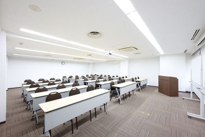 【404号室】2025/10/1OPEN✨駅近🚃飲食持ち込み可🍱マイク/プロジェクター/スクリーン無料!初期配置スクール形式 - アットビジネスセンターサテライト品川・五反田