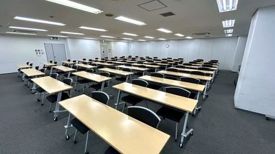 【スクール形式で72名～108名着席可能です！】 - LMJ東京研修センター 5階LL会議室の室内の写真