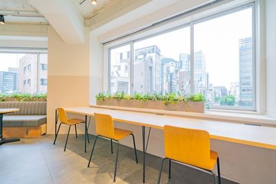 HALチューブチェアの窓際エリア - SPOT 六本木ミッドタウンサイドANNEX 【六本木駅隣接】最大49名利用可のデザイナーズ1日オフィスの室内の写真