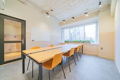 8名用会議室にはガラス製ホワイトボードも設置 - SPOT 六本木ミッドタウンサイドANNEX 【六本木駅隣接】最大49名利用可のデザイナーズ1日オフィスの室内の写真
