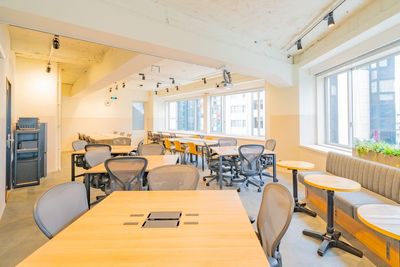 メインフロアには30名程度で作業可能です。 - SPOT 六本木ミッドタウンサイドANNEX 【六本木駅隣接】最大49名利用可のデザイナーズ1日オフィスの室内の写真