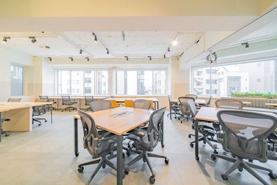 六本木駅徒歩30秒。東京ミッドタウン横の好立地。ハーマンミラーのチェア25脚採用。天井高3m以上のオフィススペース。会議室2室付 - SPOT 六本木ミッドタウンサイドANNEX