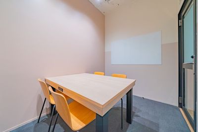4人用会議室にもガラス製ホワイトボードを設置 - SPOT 六本木ミッドタウンサイドANNEX 【六本木駅隣接】最大49名利用可のデザイナーズ1日オフィスの室内の写真