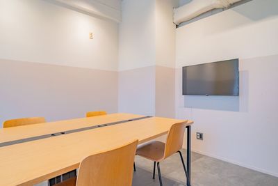 8名用会議室には50インチモニターも設置 - SPOT 六本木ミッドタウンサイドANNEX 【六本木駅隣接】最大49名利用可のデザイナーズ1日オフィスの室内の写真