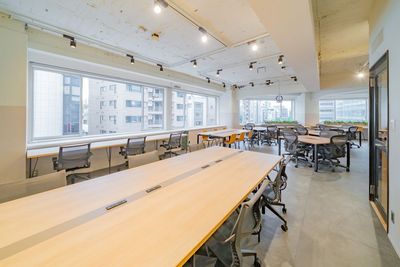 窓が多く明るい室内からはミッドタウンが見えます。 - SPOT 六本木ミッドタウンサイドANNEX 【六本木駅隣接】最大49名利用可のデザイナーズ1日オフィスの室内の写真