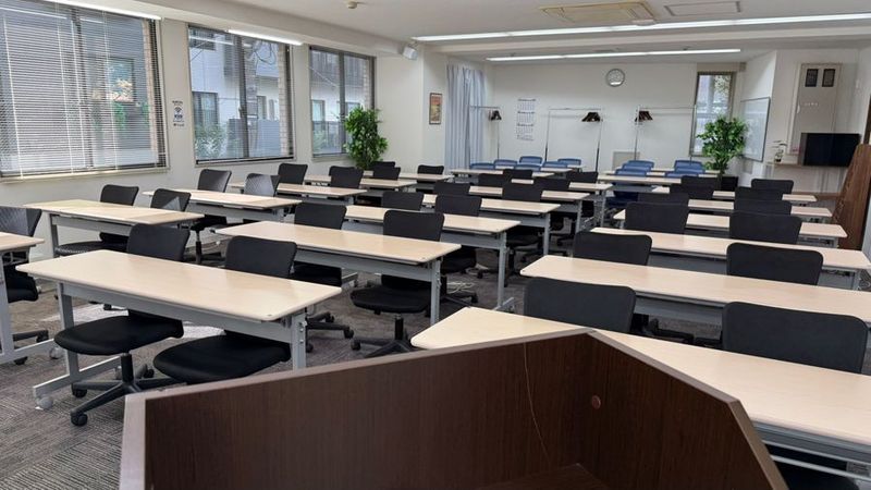 窓が多く開放的です - 日本橋人形町「シェア」 貸会議室【B】の室内の写真