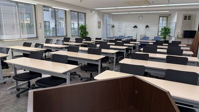 窓が多く開放的です - 日本橋人形町「シェア」 バーチャルオフィス・貸会議室「会議室Ｂ」の室内の写真