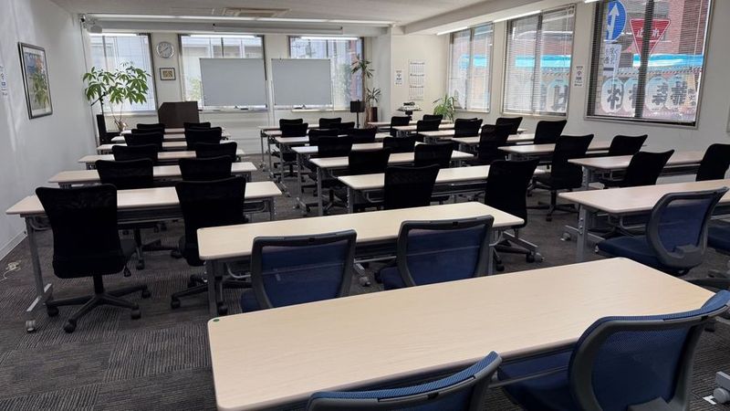 最大着席４８名。約７０㎡の広々とした「会議室Ｂ」 - 日本橋人形町「シェア」 バーチャルオフィス・貸会議室「会議室Ｂ」の室内の写真