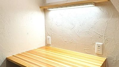 正面壁左右にコンセントがあります。 - 2ndbase_そごう広島 完全個室ブース（定員1名）【そごう広島2階】の室内の写真