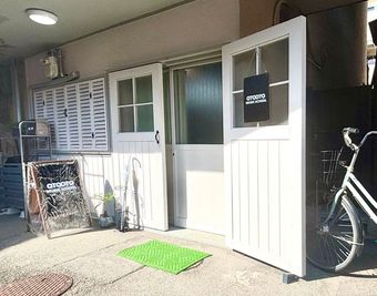 商店街から徒歩1分。目の前のスーパーです。軽い防音設備はしております。 - OTOOTO MUSIC SCHOOLの入口の写真