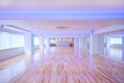 間接照明（青ver.） - S&Co. DANCE STUDIO 【人形町駅徒歩1分】都内最大級ダンススタジオの室内の写真