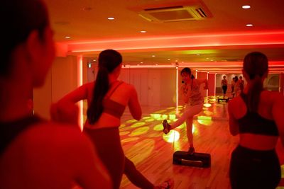 間接照明（赤ver.）+ムービングライト
カーテン閉めた状態 - S&Co. DANCE STUDIO 【人形町駅徒歩1分】都内最大級ダンススタジオの室内の写真