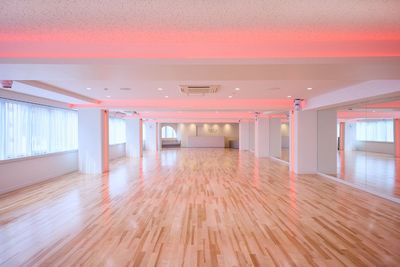 間接照明（赤ver.） - S&Co. DANCE STUDIO 【人形町駅徒歩1分】都内最大級ダンススタジオの室内の写真