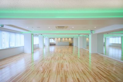 間接照明（緑ver.） - S&Co. DANCE STUDIO 【人形町駅徒歩1分】都内最大級ダンススタジオの室内の写真
