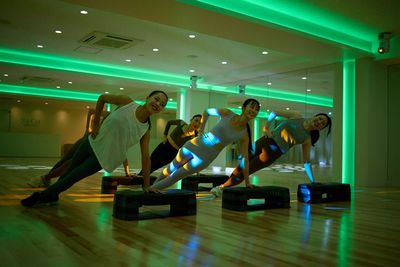 間接照明（緑ver.）+ムービングライト
カーテン閉めた状態 - S&Co. DANCE STUDIO 【人形町駅徒歩1分】都内最大級ダンススタジオの室内の写真