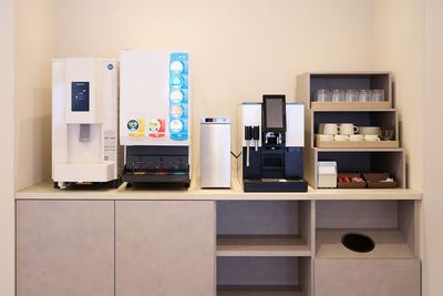 ドリンクバー - S&Co. DANCE STUDIO 【人形町駅徒歩1分】都内最大級ダンススタジオの室内の写真