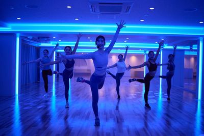 間接照明（青ver.）+ムービングライト
カーテン閉めた状態 - S&Co. DANCE STUDIO 【人形町駅徒歩1分】都内最大級ダンススタジオの室内の写真