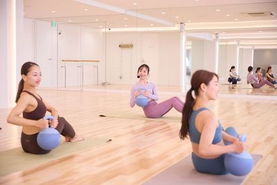 ヨガマット+ケトルベル4kg - S&Co. DANCE STUDIO 【人形町駅徒歩1分】都内最大級ダンススタジオの設備の写真