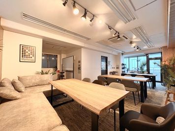 最大32名/無料Wifi/会議・撮影・懇親会・推し会・女子会・ボドゲ等！飲食持込🍷可！ - たまりば桜木町の室内の写真