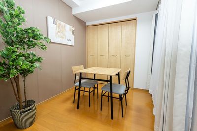 小さな部屋にはダイニングテーブルがあります。 - meets鹿児島 西口 会議室の室内の写真