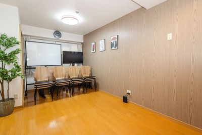 テーブル、イスを畳んで広々使えます - meets鹿児島 西口 会議室の室内の写真