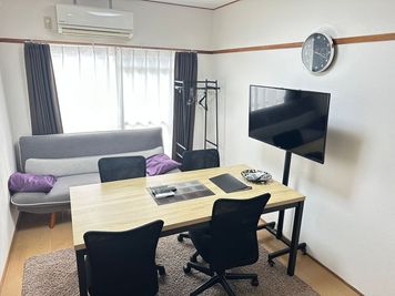 ４人座っても広いテーブルです🎵 - お気軽ルーム　グランベルデ お気軽会議室　グランベルデの室内の写真