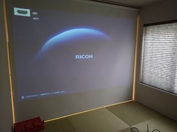 畳スペース側からスクリーン投影をした様子 - いけもりんち 平屋一軒貸し！いけもりんちの設備の写真