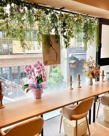 アート展示風景 - ココロゴトカフェ 青山　カフェアートギャラリーの室内の写真