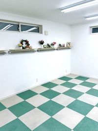 白を基調とした広い室内です。 - 悠々レンタルHOME 少人数の教室向きレンタルスペースの室内の写真