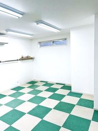 机と椅子を寄せてもストレッチ等ができるスペースがあります。 - 悠々レンタルHOME 少人数の教室向きレンタルスペースの室内の写真