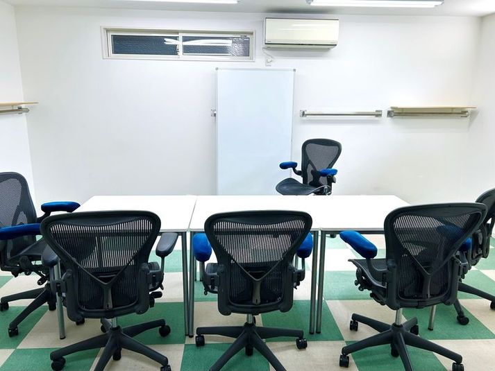 アーロンチェアー6台ご利用いただけます。 - 悠々レンタルHOME 少人数の教室向きレンタルスペースの室内の写真