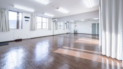 カーテンを開けるとしっかりと自然光が入ります。 - レンタルスペース リン　江坂スタジオ レンタルダンススタジオの室内の写真