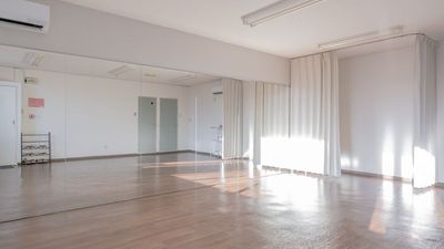照明を消し、カーテンを開けた状態です。 - レンタルスペース リン　江坂スタジオ レンタルダンススタジオの室内の写真