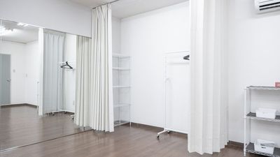 2名は着替えが可能。荷物置きの棚もございます。ハンガーラックを移動させるとさらに広々お使い頂けます。 - レンタルスペース リン　江坂スタジオ レンタルダンススタジオの設備の写真