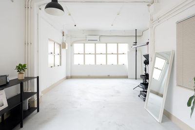 天井高は3ｍほど、自然光が入り、ライト類の光も回りやすく撮影しやすいです - Studio by Avvolto 神戸・元町スタジオ Studio by Avvolto【神戸・元町スタジオ】の室内の写真