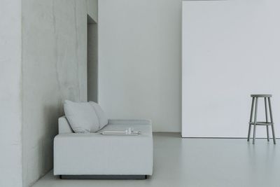 白壁とコンクリートを活かした、シンプルで落ち着いたシーン。 - ブレンドリビング (Blend Living) 【土日祝限定】自然光のプロフィール＆ブランド撮影｜3時間プランの室内の写真