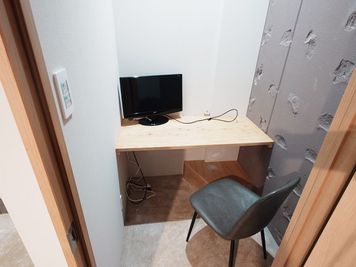 家族に仕事や面接の内容を聞かれたくない方へ!モニター付きウェブミーティング室でサクサク商談、面接完了 - い居場所 GOSE