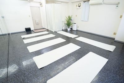 ヨガマット7枚分は敷ける広さです。
少人数でも大人数でも快適にご利用いただけます。 - STUDIO COSINESS 天王町の室内の写真