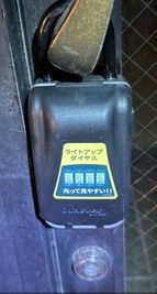 入口のドアにキーボックスがあります。
こちらに鍵を格納しております。
パスワードは予約確定時に送付されるメッセージをご確認ください。 - ダンススタジオ【ＧｒｅｅｎＡｃe３】 千葉駅ダンススタジオ【ＧｒｅｅｎＡｃｅ３】の入口の写真