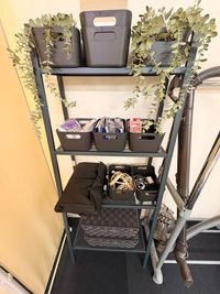 備品置き場
・ゴミ袋小
・除菌シート
・各種充電ケーブル
・延長コード
・カードゲーム
・ゴミ袋大（オプション専用） - たまりば札幌大通駅前の室内の写真