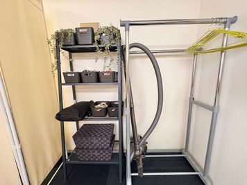 備品置き場、掃除機、ハンバーラック - たまりば札幌大通駅前の設備の写真