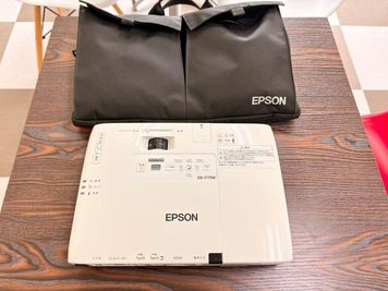 プロジェクター
黒い袋に機材すべて入ってます。 - たまりば札幌大通駅前の設備の写真