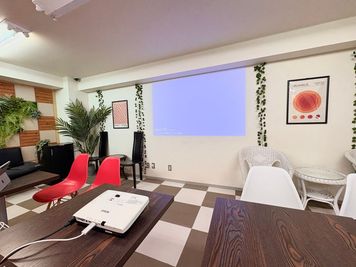 プロジェクターは白壁に投影していただきます。
※窓の遮光スクリーンを下げて使用 - たまりば札幌大通駅前の設備の写真