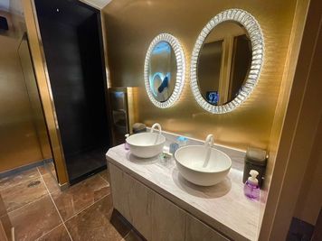 ORIENTAL LOUNGE天満 駅近🤍【151名様-200名様まではこちら】 映えスポット✨の室内の写真