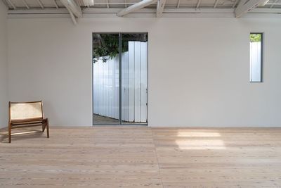 中庭の光を取り込む、シンプルで明るい壁面 - アンスピラシオン (Anspiration)  【土日祝 個人様限定】光に包まれた北欧の家｜5時間プランの室内の写真