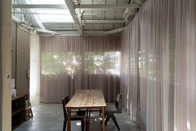 ブラウンのレースカーテンろ、窓の外の緑を背景に。 - アンスピラシオン (Anspiration)  【土日祝 個人様限定】光に包まれた北欧の家｜5時間プランの室内の写真